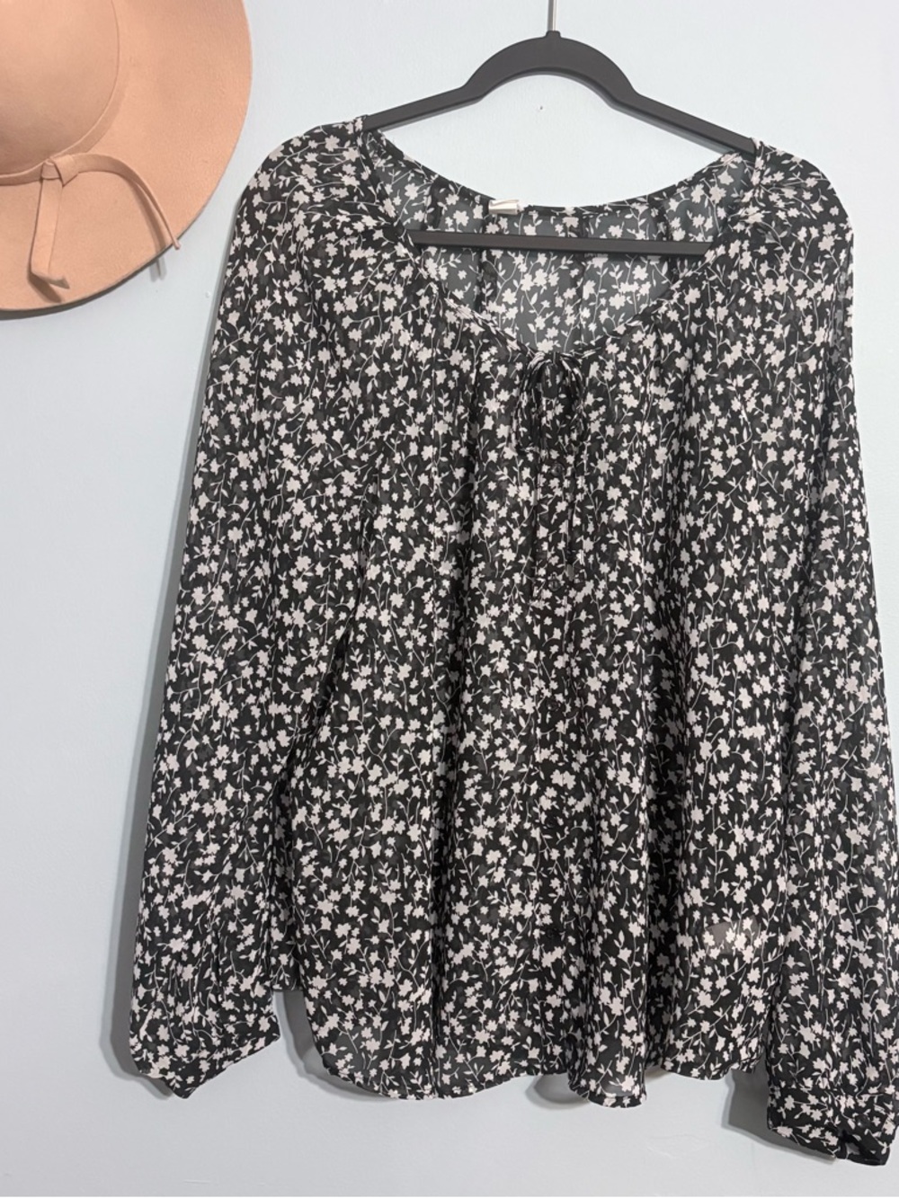 Xxl sheer blouse Old Navy Black and White Floral Tie-Neck Peasant Top